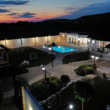 Вилла Family Estate Hadzalova Avlija Бихач Экстерьер фото