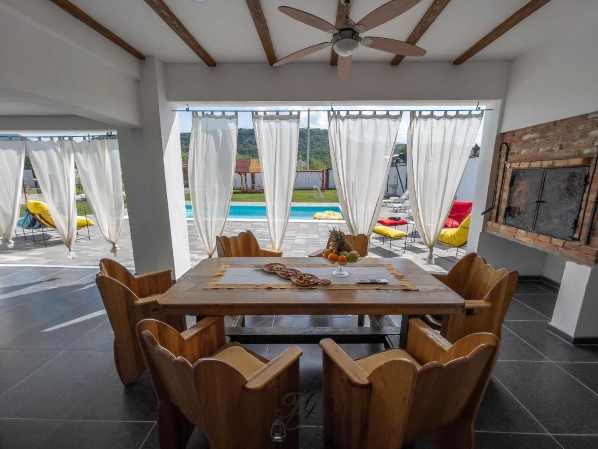 Вилла Family Estate Hadzalova Avlija Бихач Экстерьер фото